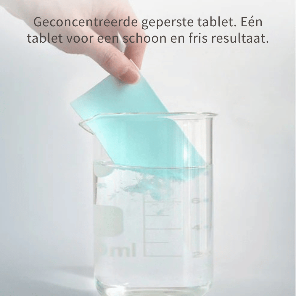 Bodenova Reinigungstuch wischt Schmutz von einem glatten Boden