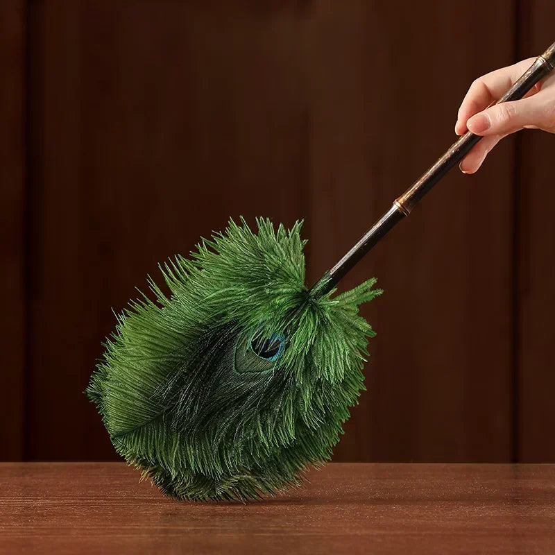 Staubbürste von Flaumora beim sanften Entfernen von Staub