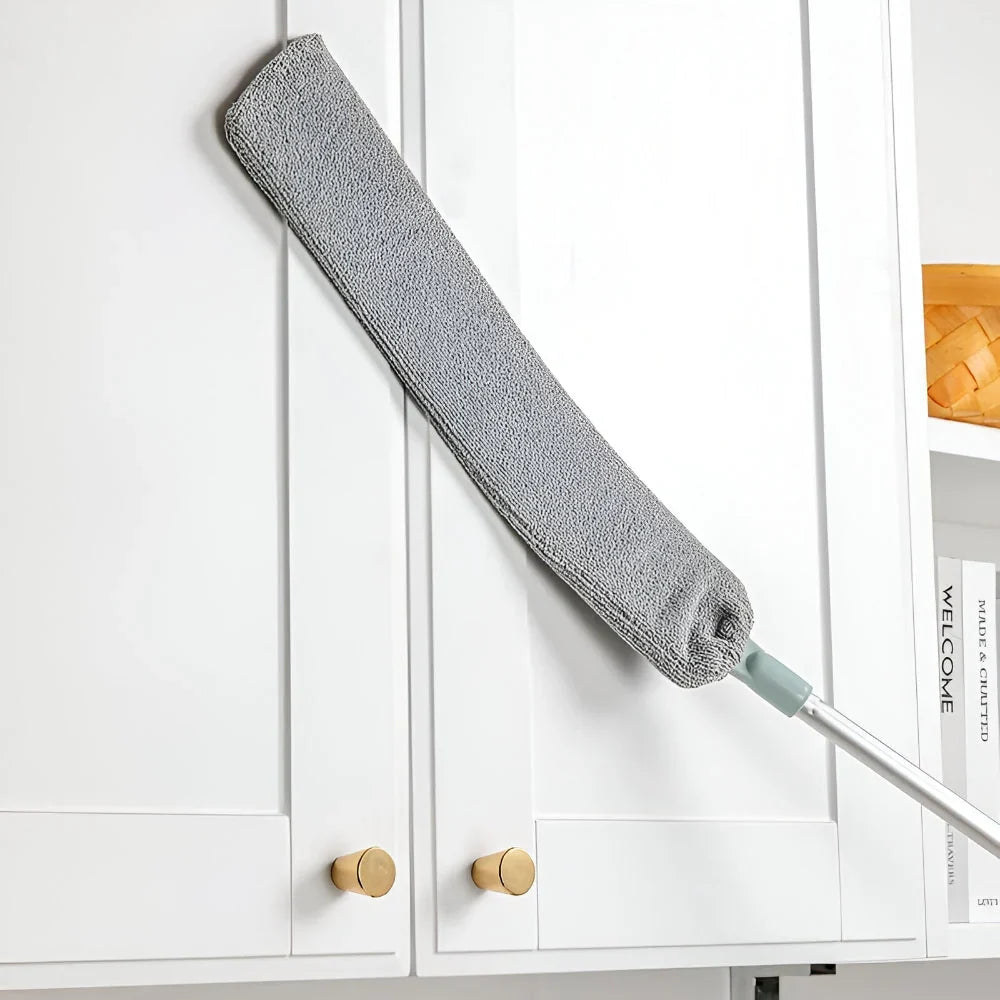 Flexibler Mikrofasermopp bei der gründlichen Bodenreinigung